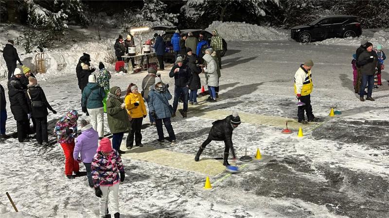 Am Samstag, 7. Dezember, veranstaltet der Skiclub Hohegeiß auf der Freilufteisbahn im Kurpark das Eisstockschießen.