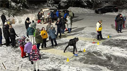Am Samstag, 7. Dezember, veranstaltet der Skiclub Hohegeiß auf der Freilufteisbahn im Kurpark das Eisstockschießen.