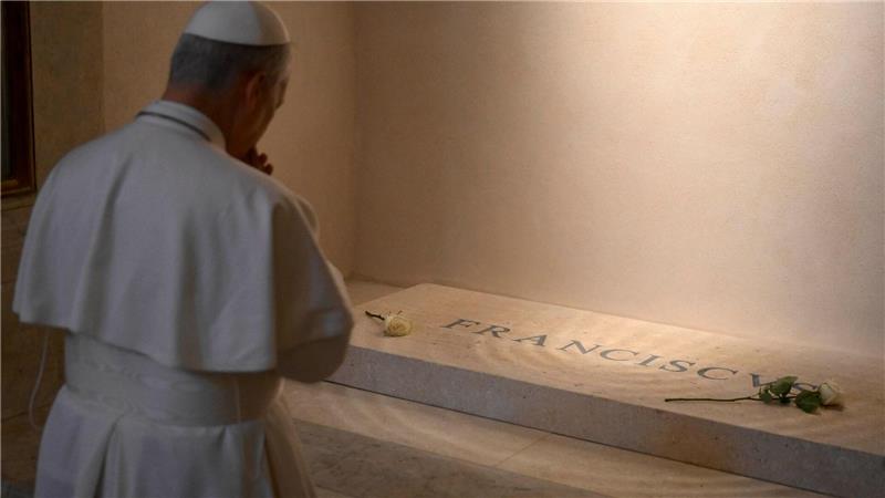 Neuer Papst Leo XIV. mahnt: „Nie wieder Krieg!“ Am Samstag besuchte Leo XIV. das Grab seines Vorgängers Franziskus.