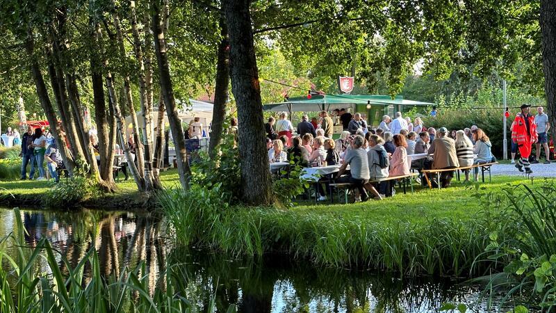 Am Samstag können die Besucher wieder entspannt am Wasser sitzen und das Programm des Sommernachtstraums verfolgen.