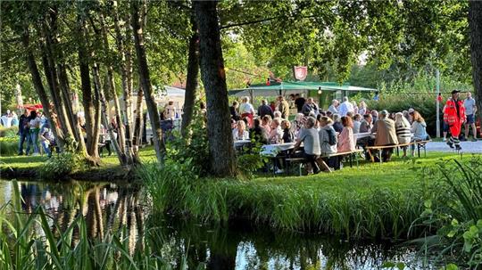 Am Samstag können die Besucher wieder entspannt am Wasser sitzen und das Programm des Sommernachtstraums verfolgen.