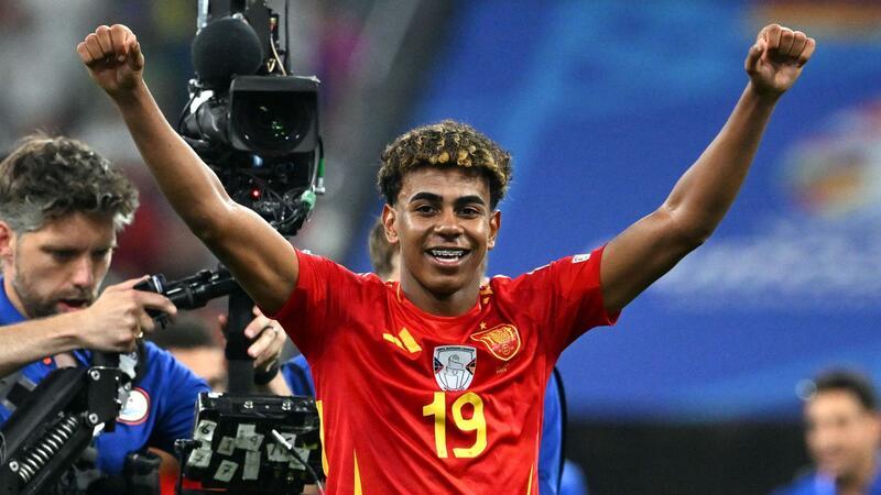 Spanien-Talent Yamal über Vergleich mit Messi: „Hilft nicht“ Am Samstag konne Yamal schon feiern. Gibt es am Sonntag den nächsten Grund dafür?