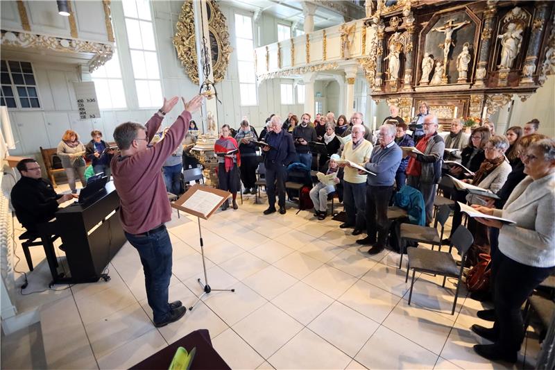 Am Samstag proben die Sängerinnen und Sänger unter der Leitung von Marktkirchenkantor Arno Janssen im Altarraum der Clausthaler Kirche. Foto: Neuendorf