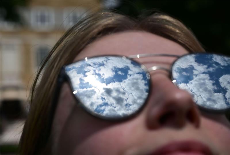 Am Samstag scheint in weiten Landesteilen von früh bis spät die Sonne. Im Südwesten und teilweise am Alpenrand kann es mehr Wolken geben, aber dort bleibt die Wahrscheinlichkeit für Schauer und Gewitter gering.