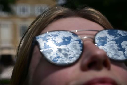 Am Samstag scheint in weiten Landesteilen von früh bis spät die Sonne. Im Südwesten und teilweise am Alpenrand kann es mehr Wolken geben, aber dort bleibt die Wahrscheinlichkeit für Schauer und Gewitter gering.