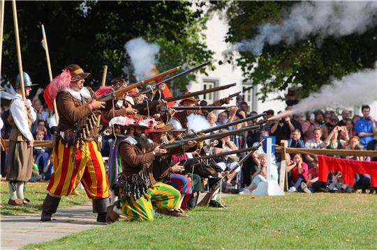 Am Samstag und Sonntag, 2. und 3. September, wird es in Seesen wieder laut, wenn die Musketiere feuern. Ort des Schlachtgetümmels ist das Areal vor dem ehemaligen herzoglichen Jagdschloss, dem heutigen Museum. Foto: Stadt Seesen