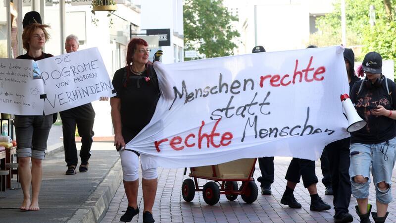 Demonstrantionen gegen Rechtsextremismus auf Sylt Am Samstag zog eine kleine Gruppe Punks unter dem Motto „Laut sein gegen rechts!“ durch Westerland.