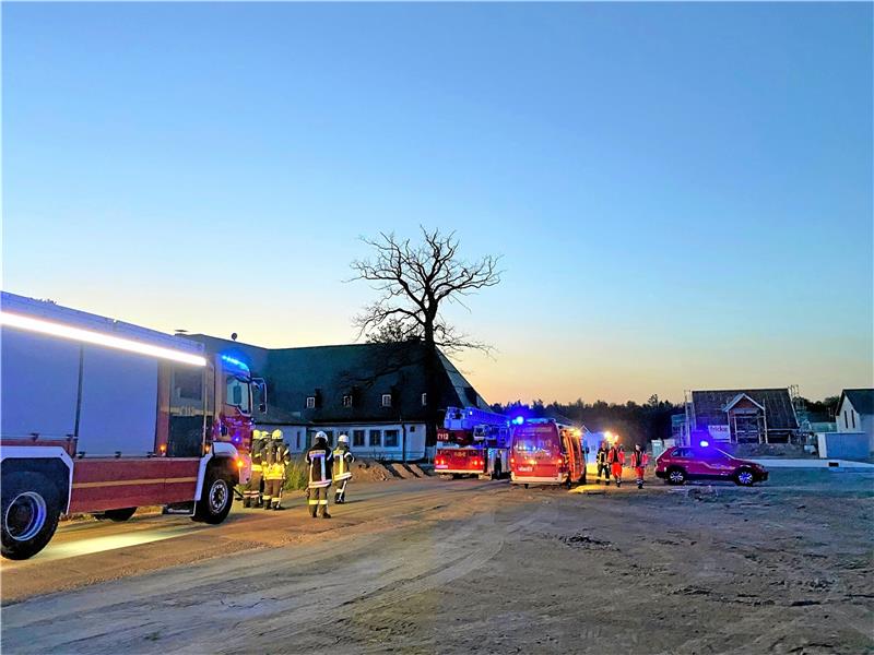 Jugendliche fackeln Laub in Fliegerhorst-Gebäude ab Am Samstagabend brennt Laub in einem leeren Fliegerhorst-Gebäude. Foto: Feuerwehr