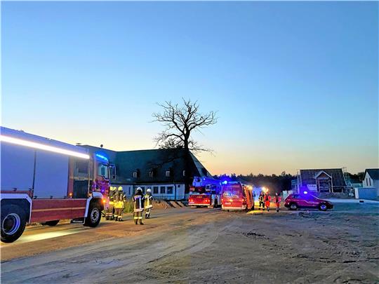 Am Samstagabend brennt Laub in einem leeren Fliegerhorst-Gebäude. Foto: Feuerwehr