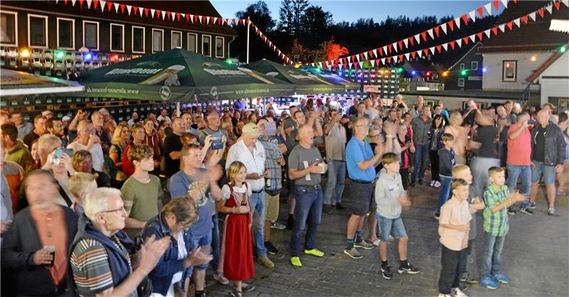 Brauereifest in Altenau lockt hunderte Besucher an Am Samstagabend ist der Hof der Brauerei in Altenau gut gefüllt und die Gäste amüsieren sich bei frisch gezapften Getränken und zünftiger Musik. Foto: Privat