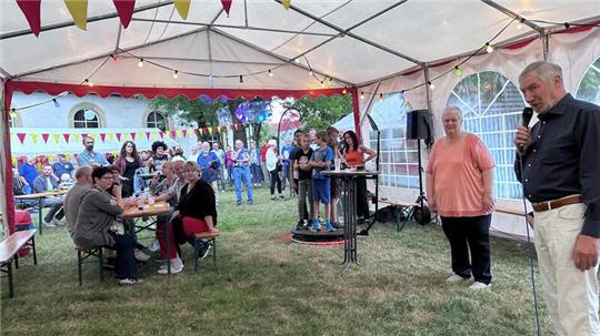 Am Samstagabend kommt Bürgermeister Ralf Abrahms vorbei und macht den Westerödern seine Aufwartung.