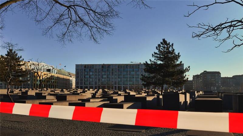 Behörden gehen von antisemitischer Attacke in Berlin aus Am Samstagmorgen war der Bereich um das Holocaust-Mahnmal weiter abgesperrt.