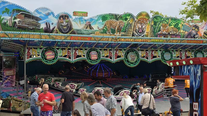 Am Samstagnachmittag ist der Kramerswinkler Marktplatz gut gefüllt.