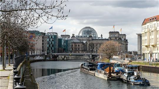 Am Schiffbauerdamm - rechtes Spreeufer Richtung Reichstagsgebäude - entsteht ein neues Quartier unter anderem mit Bundestagsbüros. Ein Teil des Projekts soll nach dem Willen von Bundestagspräsidentin Julia Klöckner (CDU) und Vizepräsident Omid Nouripour aber aus Kostengründen gestoppt werden. (Archivbild)