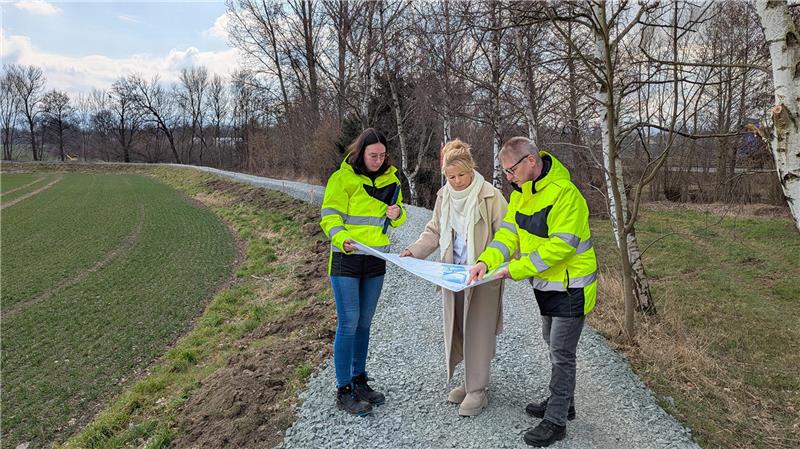 Stadt saniert 100 Jahre alten Schleusendamm für 35.000 Euro Am Schleusendamm in Wiedelah erläutern Dirk Sielaff, Fachdienstleiter Umwelt- und Gewässerschutz, und Teresa Klingenberg von der Unteren Wasserbehörde Oberbürgermeisterin Urte Schwerdtner (Mitte) die Sanierungsmaßnahmen.