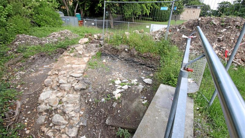 Mauerring einer alten Bastion der Lewenborch wird erlebbar Am Schulturm der Lewenborch wird der Verlauf der alten Bastionsmauer wieder sichtbar – rechts im Hintergrund erhebt sich der Flankierungsturm.