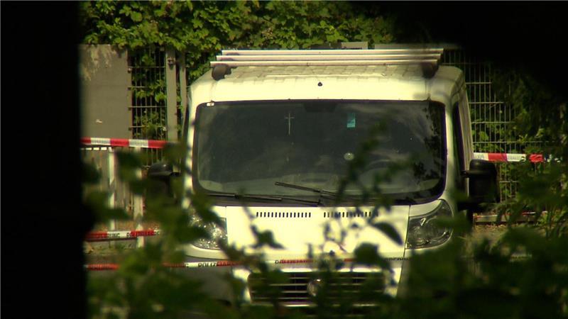 Versuchte Tötung: Transporter rast in Seesen auf Polizistinnen zu Am Schulzentrum lässt der Täter den Wagen, ein weißer Fiat-Transporter, stehen und flüchtet. Zuvor war er mit ihm auf zwei Polizistinnen zugesteuert.