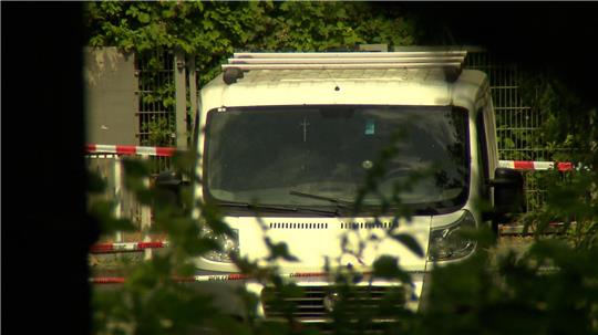 Am Schulzentrum lässt der Täter den Wagen, ein weißer Fiat-Transporter, stehen und flüchtet. Zuvor war er mit ihm auf zwei Polizistinnen zugesteuert.