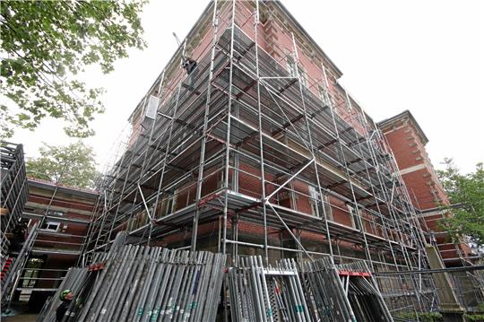 Am Seesener Jacobson-Haus wächst das Gerüst empor – es dient zur denkmalgerechten Sanierung der schadhaften Fassade. Foto: Gereke