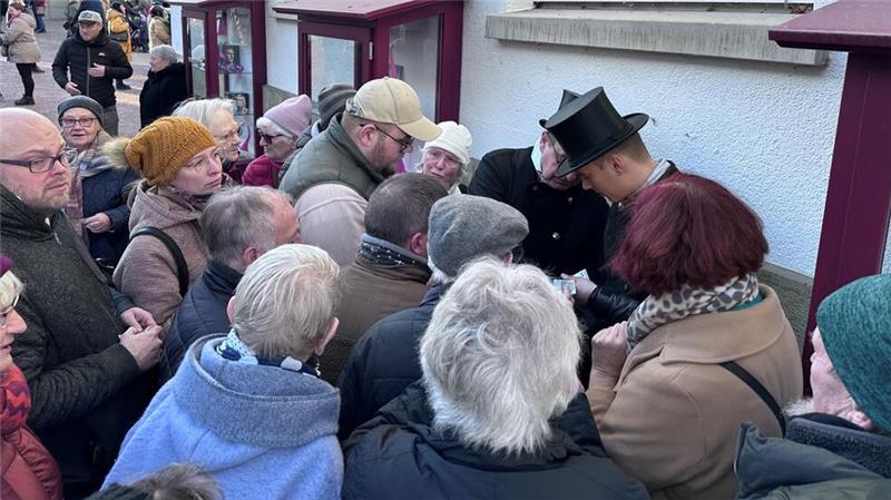 Mit Harzburgs Glücksschweingeld kann 2025 viel Gutes getan werden Am Silvestertag herrscht beim Glücksschweinchenverkauf in Bad Harzburg traditionell großes Gedränge.