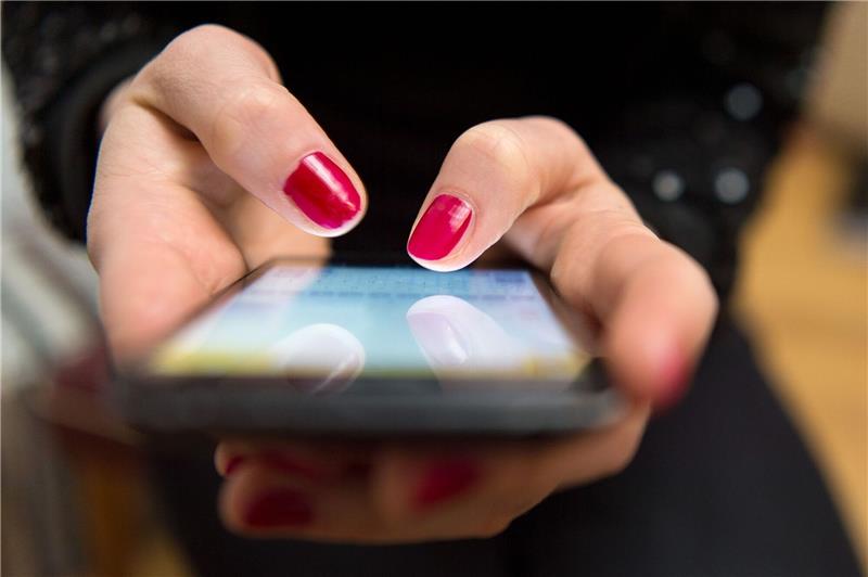 Junge Leute über drei Stunden am Smartphone Am Smartphone verbringen Menschen in Deutschland einer Untersuchung zufolge mehrere Stunden am Tag.
