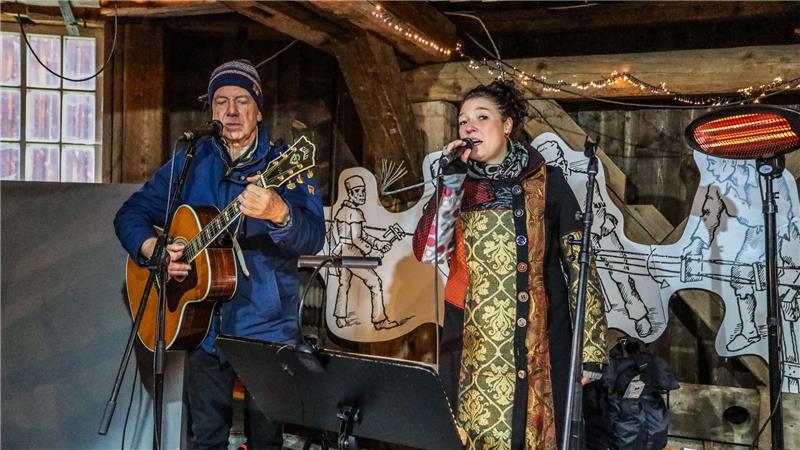 So bunt war die Weihnachtsschicht im Oberharzer Bergwerksmuseum Rainer und Natalie spielen weihnachtliche Lieder.