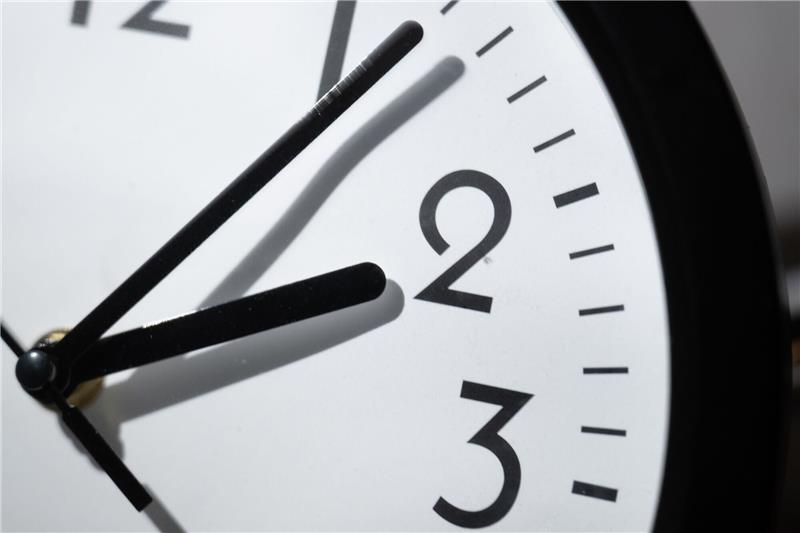 Mehrheit der Deutschen für Abschaffung der Zeitumstellung Am Sonntag werden die Uhren von 2.00 Uhr auf 3.00 Uhr auf die Sommerzeit vorgestellt.