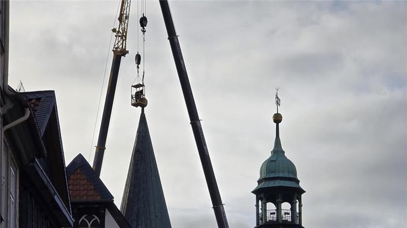 Sperrung aufgehoben: Weihnachtsmarkt wieder komplett geöffnet Am Sonntag wird der schwere Turmschmuck der Marktkirche mit Hilfe von zwei Kränen demontiert.