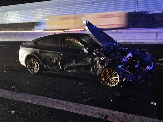 Am Sonntagabend ist ein Überholvorgang auf der A7 missglückt. Die Folge: Vier Leichtverletzte, ein stundenlanger Einsatz für die Rettungskräfte und geschätzte 37.000 Euro Sachschaden. Fotos: Feuerwehr Holle