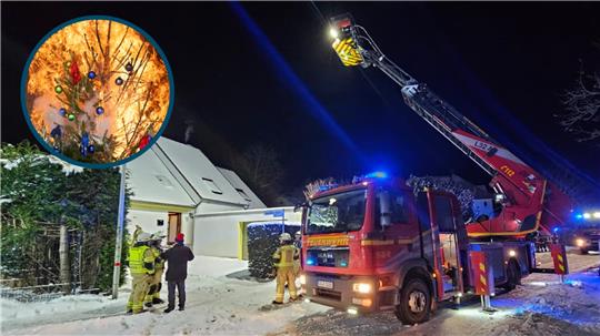 Ein Feuerwehrfahrzeug mit Drehleiter steht auf einer schneebdeckten Straße vor einem Einfamilienhaus. 