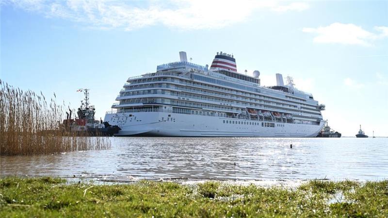 Rückwärts zur Nordsee - Meyer-Kreuzfahrtschiff auf der Ems Am Sonntagnachmittag erreichte der Luxusliner das Emssperrwerk bei Gandersum.