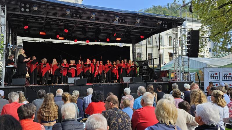 Party, Tanz, Gesang – zwei Tage Programm im Harzburger Badepark Am Sonntagnachmittag lauschen die Gäste unter anderem dem St.-Nicolai-Frauenchor.