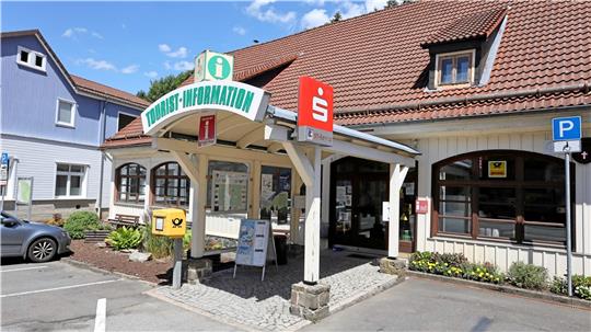 Am Sparkassenautomat, der in der Wildemanner Tourist-Information steht, ist es für Volksbank-Kunden nicht mehr möglich, kostenlos Bargeld abzuheben. Foto: Neuendorf