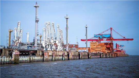 Am Stader Hafen sollte eigentlich schon LNG importiert werden. (Archivbild)