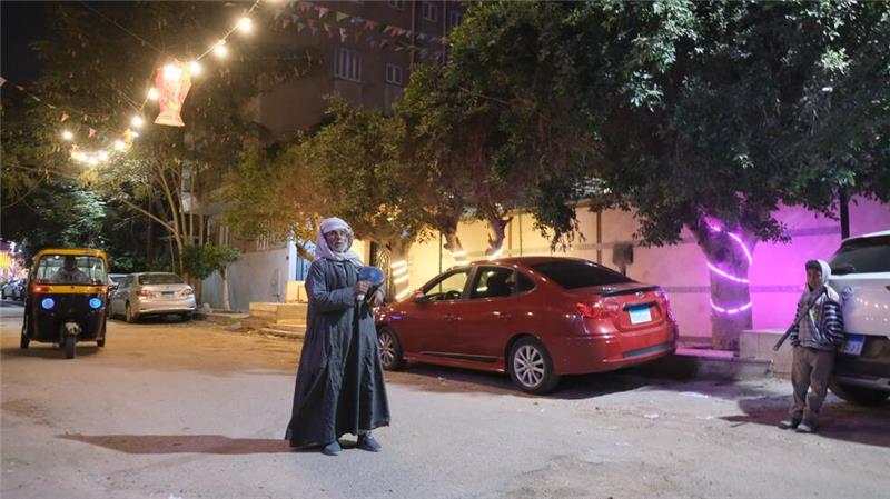 Weckrufe im Ramadan: Das Trommeln wird weniger Am Stadtrand von Kairo ist Hammad Abdel-Kadir drei Stunden mit der Trommel unterwegs.