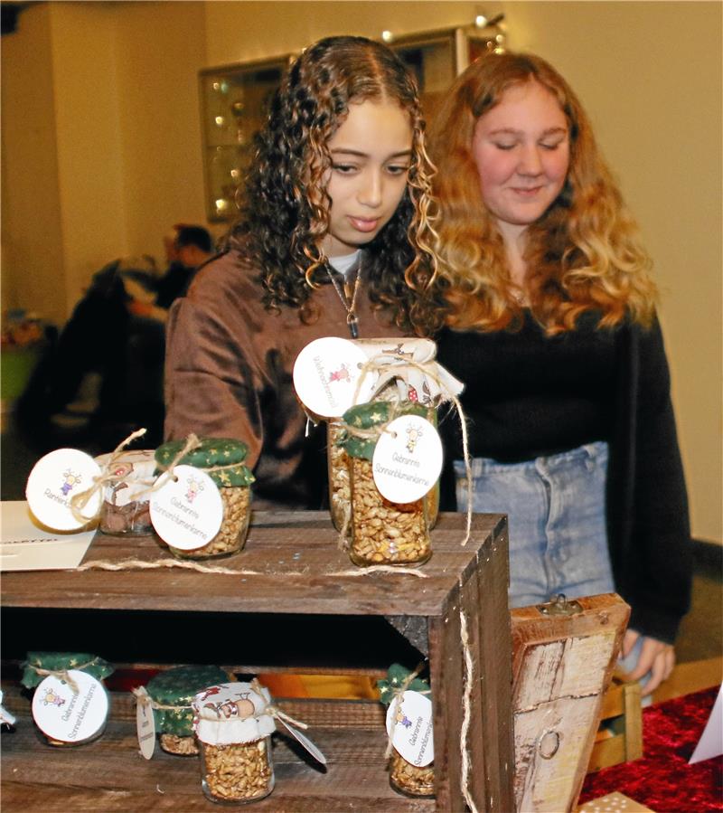 Kinder verkaufen Rentierköttel beim Adventsbasar im Oberharz Am Stand der 9c gibt es essbare Rentierköttel und andere Leckereien.