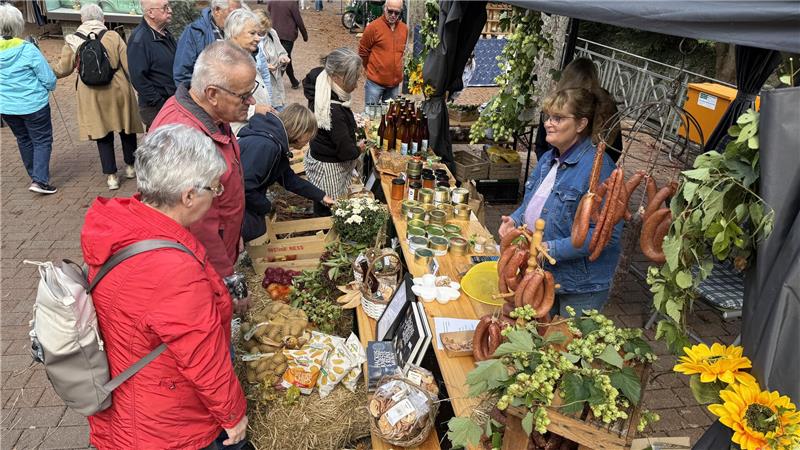 Ein Stadtfest mit Sonnenblumen, wilden Tieren und einer Botschaft Am Stand von Edels Hofladen herrscht großer Andrang. Manches ist ganz schnell ausverkauft.