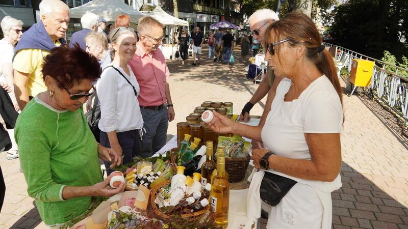 Am Stand von Helga und Hans-Hermann Walte (beide rechts) gibt es Honig und Honigprodukte.