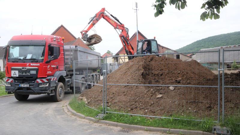 Am Standort des alten und neuen Feuerwehrgerätehauses in Hahausens Ortsmitte läuft die Abfuhr des Bodenaushubs.