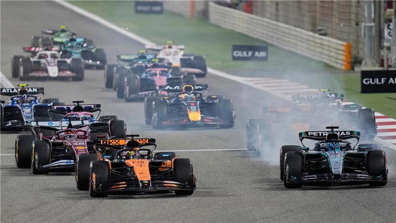 Am Start musste sich Oscar Piastri (l.) gegen Mercedes-Fahrer George Russell verteidigen.