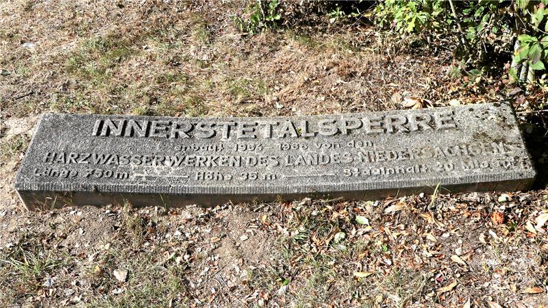 Am Staudamm erinnert ein Gedenkstein an den Bau der Innerstetalsperre vor rund 60 Jahren.