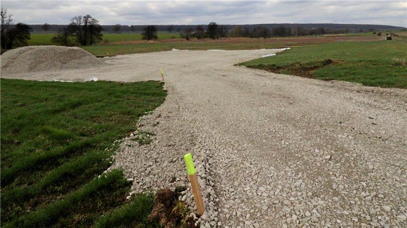 Eine Schotterfläche auf einer Wiese.