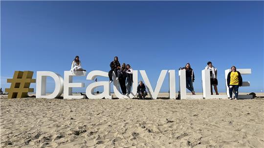 Am Strand von Deauville, einem Ort in der Nähe Touques, lassen sich die Jugendlichen aus der Stadt Braunlage beim Besuch 2024 fotografieren.