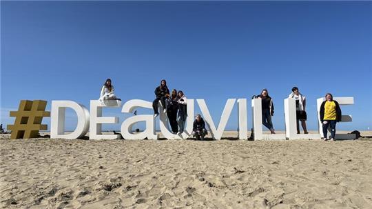 Am Strand von Deauville, einem Ort in der Nähe Touques, lassen sich die Jugendlichen aus der Stadt Braunlage fotografieren.