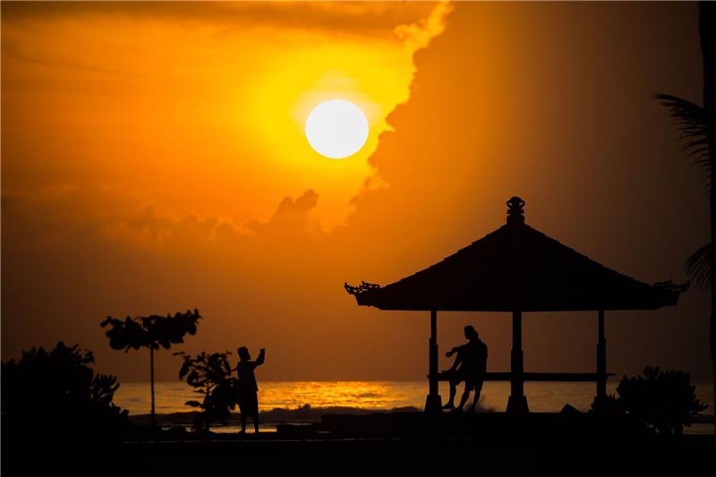 Bali verlangt ab 2024 Einreisegebühr von Touristen Am Strand von Nusa Dua geht die Sonne auf.
