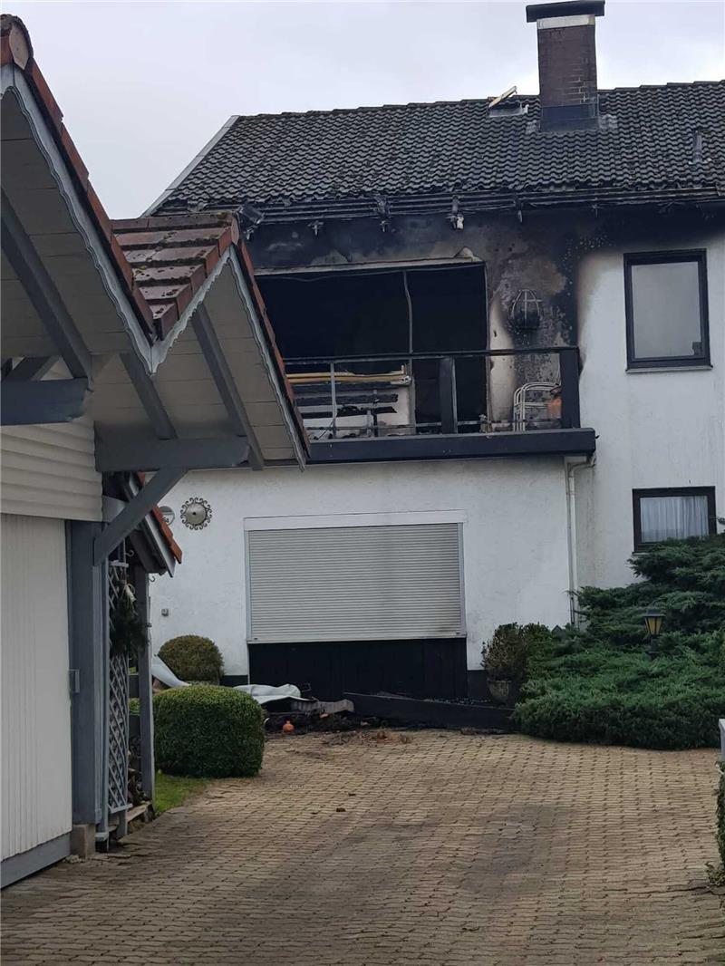 Flammen schlagen meterweit aus Wohnung in Münchehof Am Tag danach zeigt sich das Ausmaß der Zerstörung. Den Schaden schätzen Polizei und Feuerwehr auf 150.000 bis 200.000 Euro. Foto: Privat