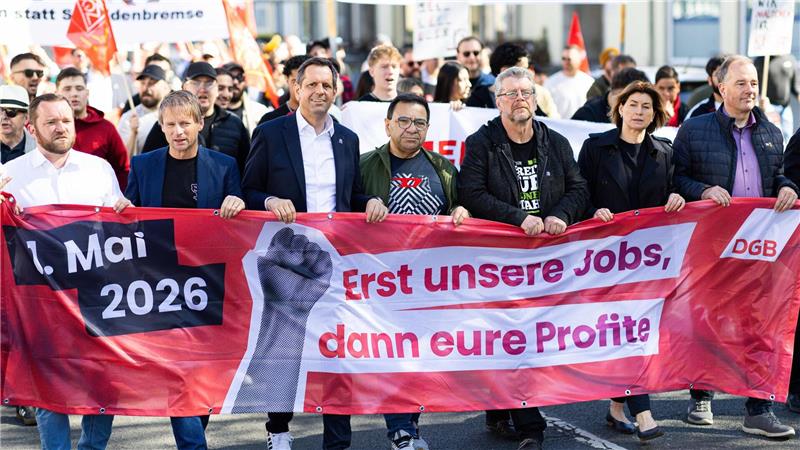 Am Tag der Arbeit läuft Niedersachsens Ministerpräsident Olaf Lies (SPD) bei einer Demonstration in Salzgitter mit.