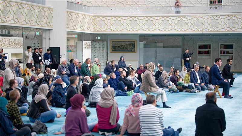 Am Tag der offenen Moschee besuchen auch Menschen, die nicht Muslime sind, Moscheen, wie hier in Köln. (Archivfoto)
