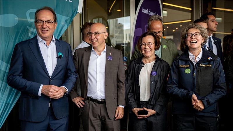 Am Tag der offenen Tür der Bundesregierung gab es einen Kuchen. Das Bundesamt für Verfassungsschutz feiert in diesem Jahr sein 75-jähriges Bestehen. (Archivfoto)