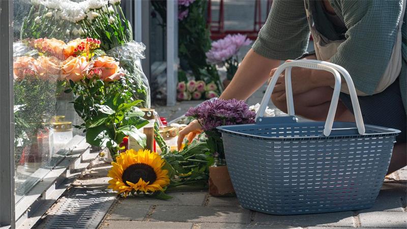 Angreifer von Regensburg sitzt in U-Haft - Motiv unklar Am Tag nach dem Angriff legten Menschen Blumen am Tatort nieder.
